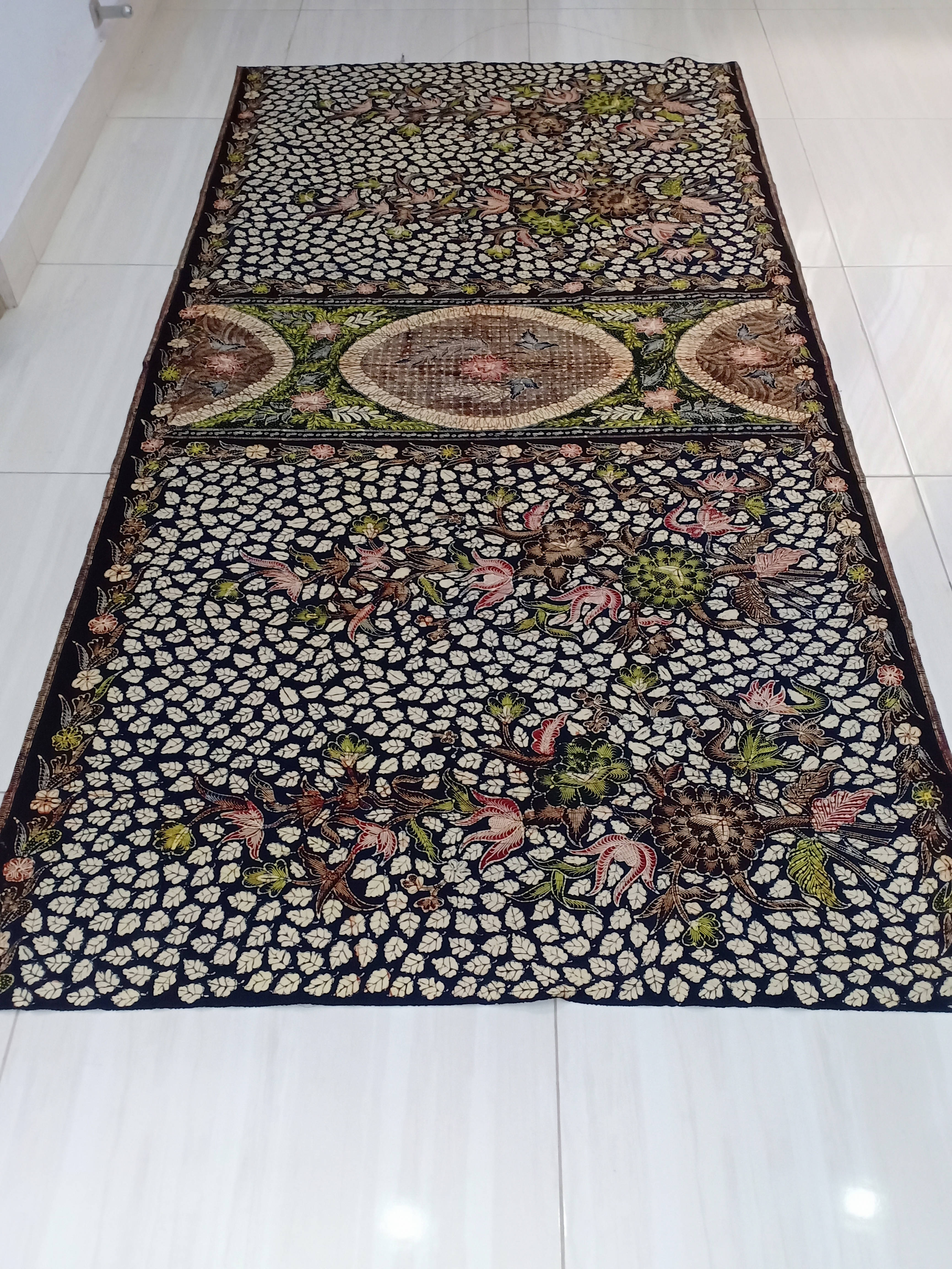 Batik Tulis Tanjung Bumi Motif Daun Gugur Dongker Tua